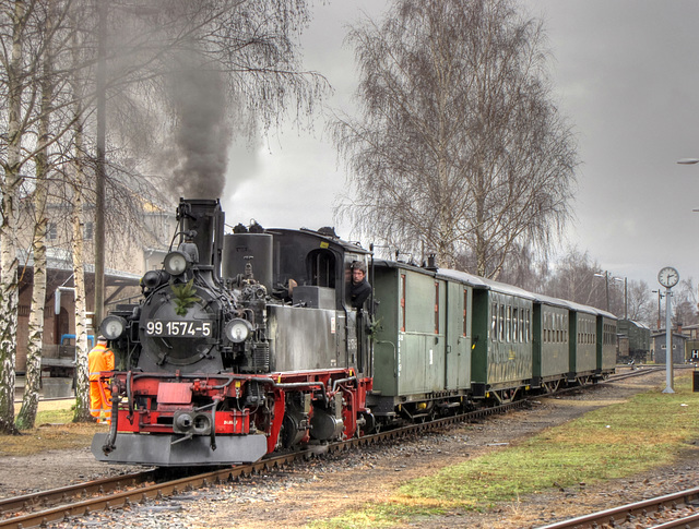 99 1574-5 mit einem Personenzug im Bahnhof Mügeln