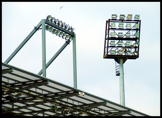 Neuer und alter Flutlichtmast, Millerntor-Stadion FC St. Pauli, Hamburg