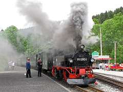 99 1590-1 wartet mit einem Personenzug im Bahnhof Schmalzgrube auf Ausfahrt