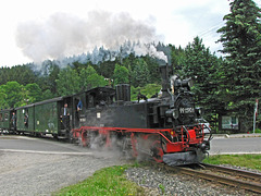 Ausfahrt für 99 1590-1 aus dem Bahnhof Schmalzgrube