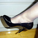 Lady Caliente's black pumps / Madame Caliente en escarpins noirs