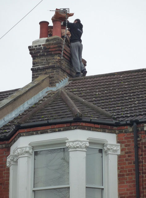 5. Pouring vermiculite insulation into the gap between the brick chimney and the flue liner
