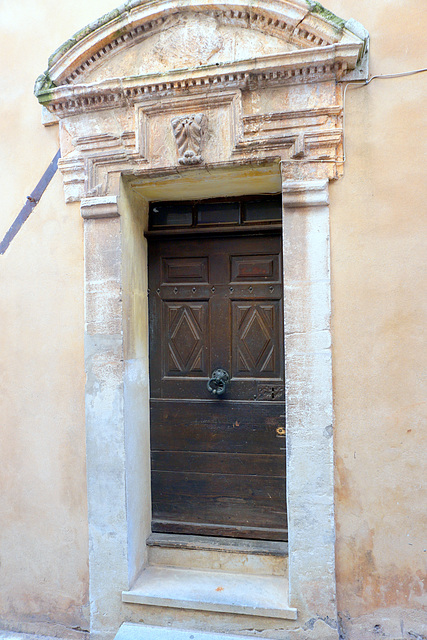 Doorway, Rousillon