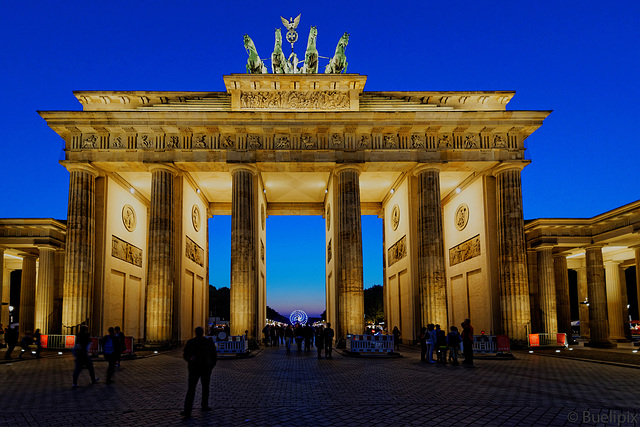 das Brandenburgertor zur Blauen Stunde (© Buelipix)