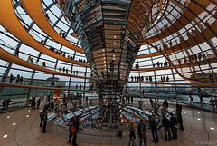 unter der Reichstagskuppel Berlin (© Buelipix)