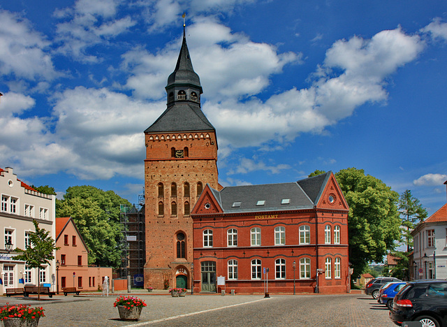 Sternberg, Marktplatz mit Kirche und Postamt