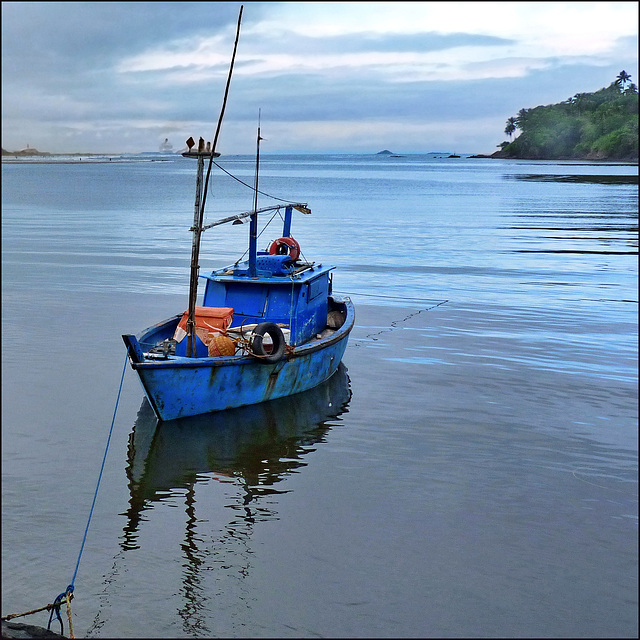 Ilhéus - um barco de pesca em toda azul
