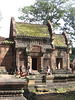 Banteay Srei, sanctuaire central : les gardiens du côté sud.