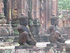 Banteay Srei. Sanctuaire central : les gardiens.
