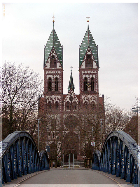 Freiburg - Herz-Jesu-Kirche und Wiwili-Brücke
