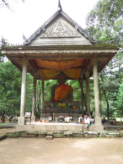 Grande statue de bouddha à côté de Bayon.