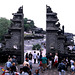 Bali.  Zugang zum Tempel Tanah Lot durch ein 'gespaltenes Tor'. ©UdoSm