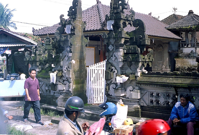 Bali  Sanur, Hauseingang durch ein gespaltenes Tor.  ©UdoSm