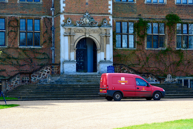 England 2016 – Hatﬁeld House – Royal Mail delivering mail to Hatfield House