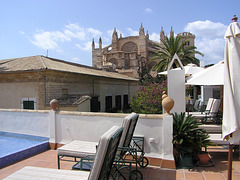 Blick von der Dachterrasse des Palacio Ca Sa Galesa auf das Rundfenster der Kathedrale von Palma de Mallorca