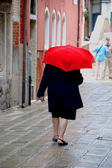 Mit dem roten Regenschirm ...