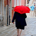 Mit dem roten Regenschirm ...