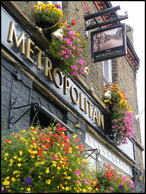 Metropolitan pub sign