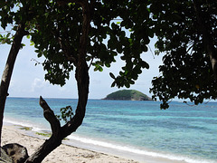 Anse Cosmy, Martinique, avec vue sur l'îlet Saint-Aubin.