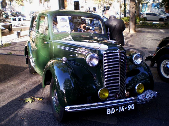 Vauxhall 12-4 (1948).