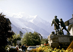 Chamonix mit Bergsteiger-Denkmal (Diascan)