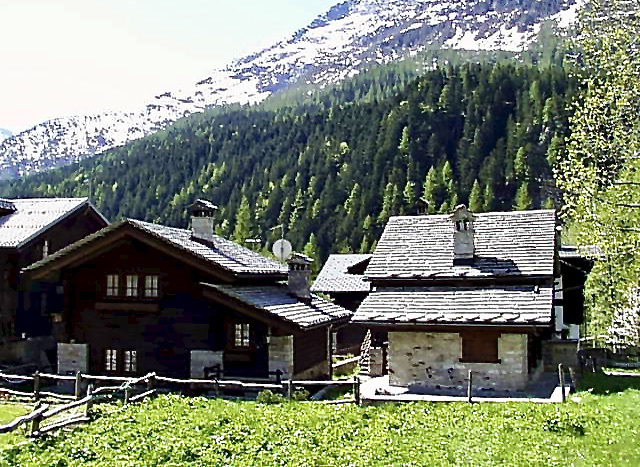 Häuser am Wanderweg auf den Berg