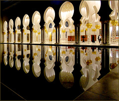 AbuDhabi : il colonnato visto dall'esterno si rispecchia nelle piscine e fontane che circondano la moskea