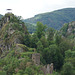 Blick vom Eifeler Eck auf Burg Are mit Aussichtsplattform, Burghaus mit Turm und Teufelsloch 051