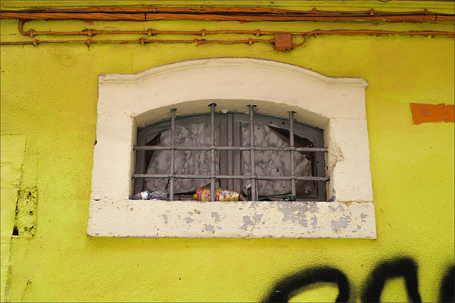 Setúbal, yellow and trash