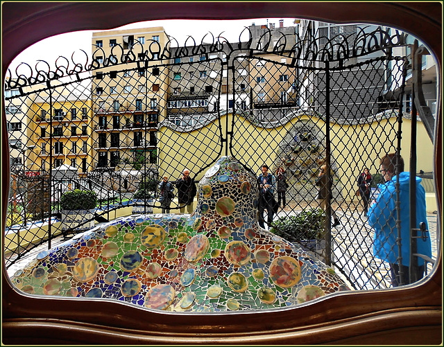 Barcellona : il cortile esterno di Casa Batlló , lato posteriore