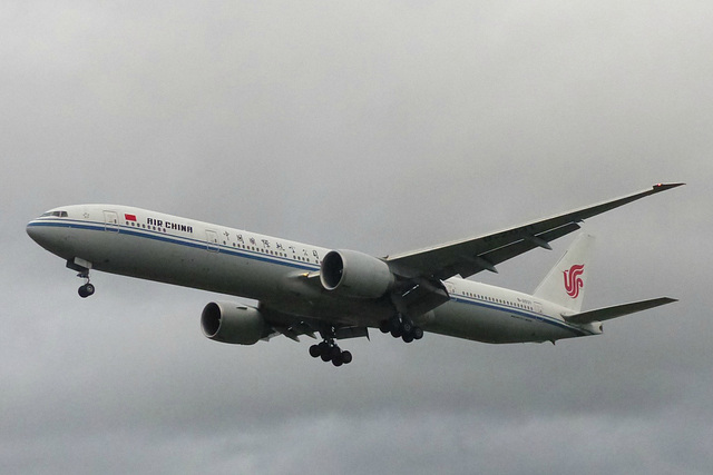 B-2031 approaching Heathrow - 4 November 2015