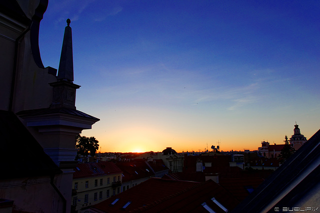 Sonnenuntergang über der Altstadt von Vilnius (© Buelipix)