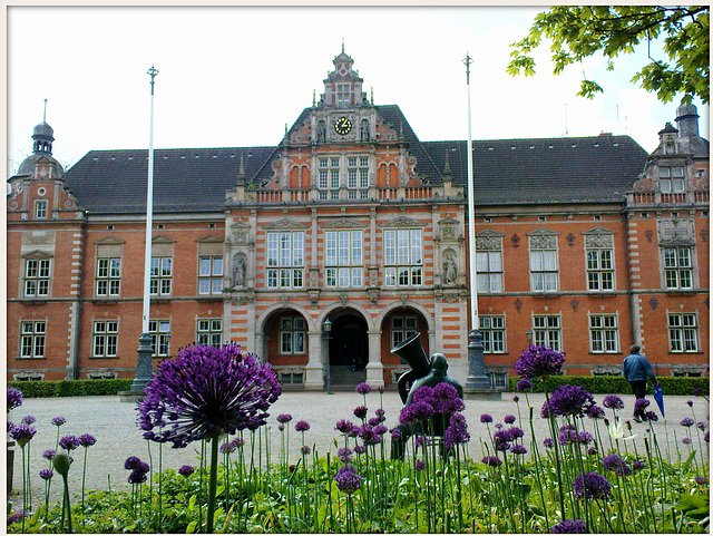Harburger Rathaus mit Tuba-Bläser und Zierlauch