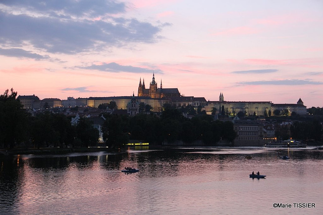 Prague le soir , à l'arrière plan le château