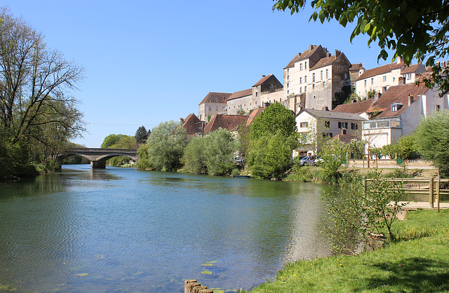 Pesmes (70) 16 avril 2014. La rivière Ognon et le vieux village.