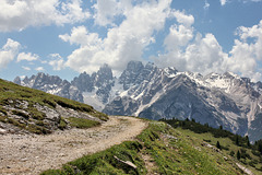 Blick vom Wanderweg auf den Strudelkopf hinein in die Dolomiten.
