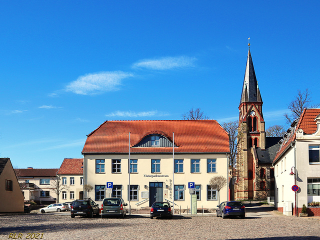Warin, Markt mit Rathaus und Kirche