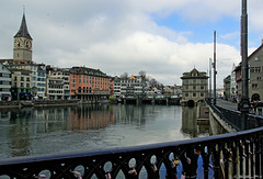 Zürich - auf der Münsterbrücke, Blick Richtung Rathaus/Rathausbrücke (© Buelipix)