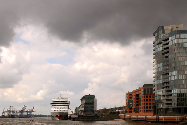 Dunkle Wolken über Hamburg