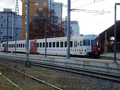 Regiozug bei der Abfahrt im Bahnhof Düdingen richtung Bern