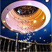 Oggetti appesi : notturno al Marina Mall in Abu Dhabi - una coreografia molto elegante scende dalla cupola dell'edificio .