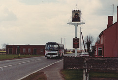 Ambassador Travel LL796 (OEX 796W) at Barton Mills – 13 Apr 1985 (14-2)