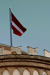 die lettische Flagge auf dem Neuen Schloss in Cēsis (© Buelipix)