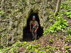 Piccola grotta di travertino nei boschi della Val Moneglia - Fragno di Calestano