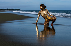 niña de oro en la playa