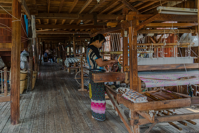Seidenweberei in Inn Paw Khon (© Buelipix)