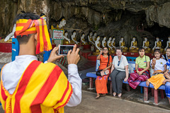 Bayin Nyi Cave - Gruppenbild mit Tourist (© Buelipix)