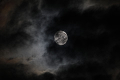 Der Mond hinter Wolken