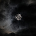 Der Mond hinter Wolken