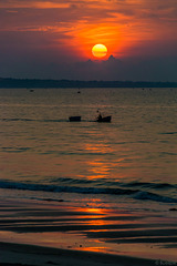 Sonnenaufgang am Strand von Phan Thiet (© Buelipix)